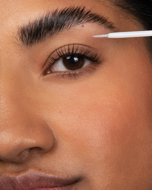 Borboleta Lash Serum applied on a person